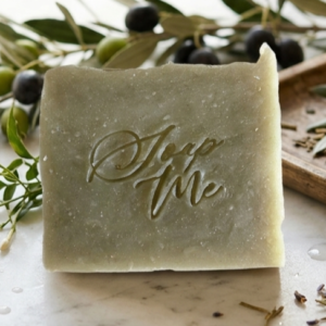 French green clay with rosemary and tea tree essential oil with french green clay